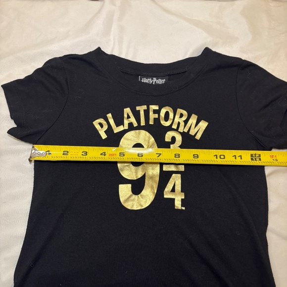 Harry Potter Girls Juniors Black T-Shirt 9 3/4 Platform Gold Metallic Size XS/S - Picture 7 of 8